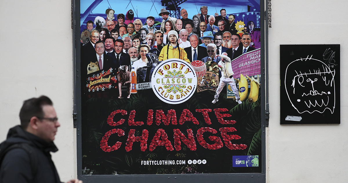 En affisch i Glasgow kommenterar Cop26 som pågår till den 12 november.