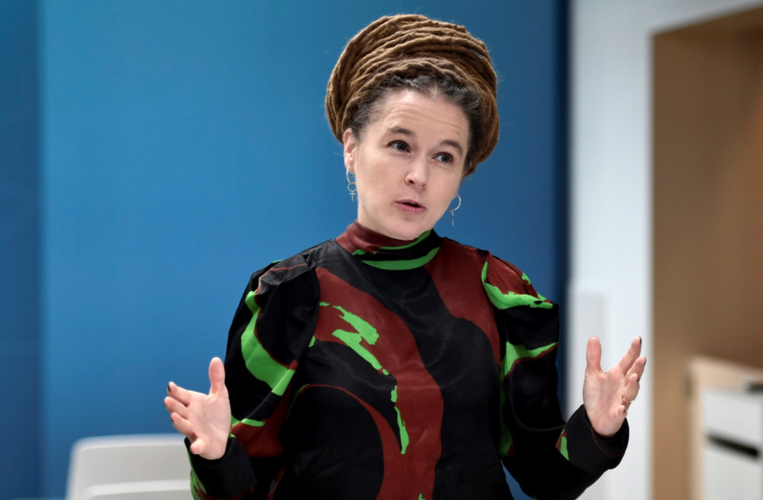 Miljöpartiets Amanda Lind tror att sänkt rösträttsålder kan få fler unga att känna sig inkluderade i samhället.