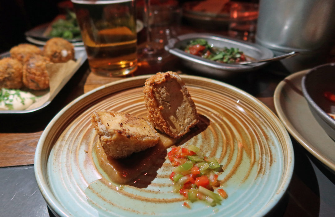 På Spanska köket i Göteborg erbjuds friterad tofu, svampkroketter, vegoköttbullar och många andra veganska smårätter.