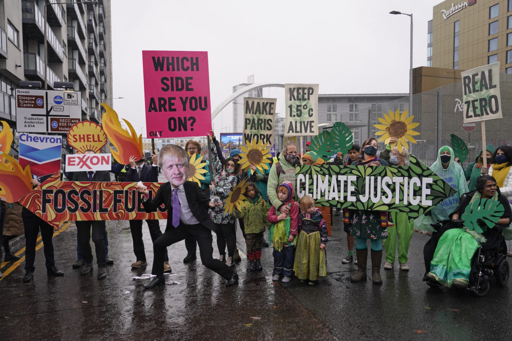 Vilken väg ska mötet gå? Mot tydliga eller urvattnade skrivningar? Klimataktivister protesterade under fredagen mot klimatmötets långsamma beslutsprocess.