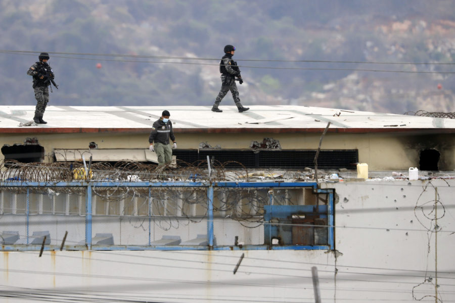 Poliser på taket till fängelset i Guayaquil.