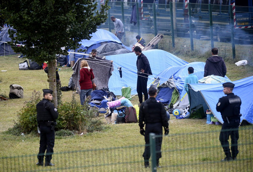 Fransk polis stänger regelbundet läger för migranter, på bilden ett läger som hyste cirka 900 personer i Grande Synthe som stängdes 2019.