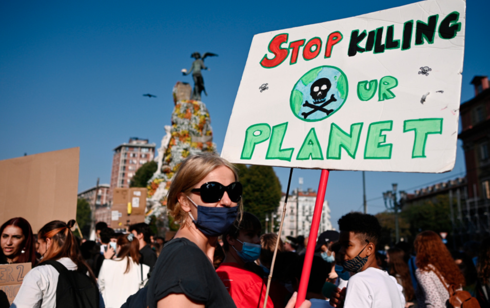 "Sluta döda vår planet", står det på ett av plakaten vid en klimatdemonstration i Turin i Italien i september.