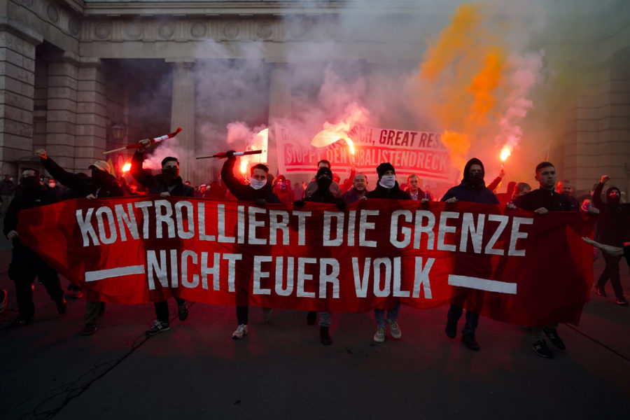 35 000 personer, varav många från högerpopulistiska och högerextrema grupper, demonstrerade i Wien på lördagen.