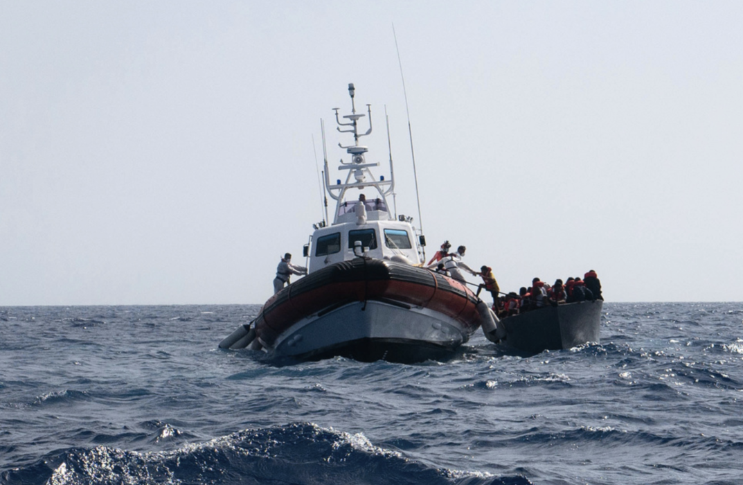 Migranter på en överlastad båt tas om hand av Sea Watch 3 i en insats i början av augusti.
