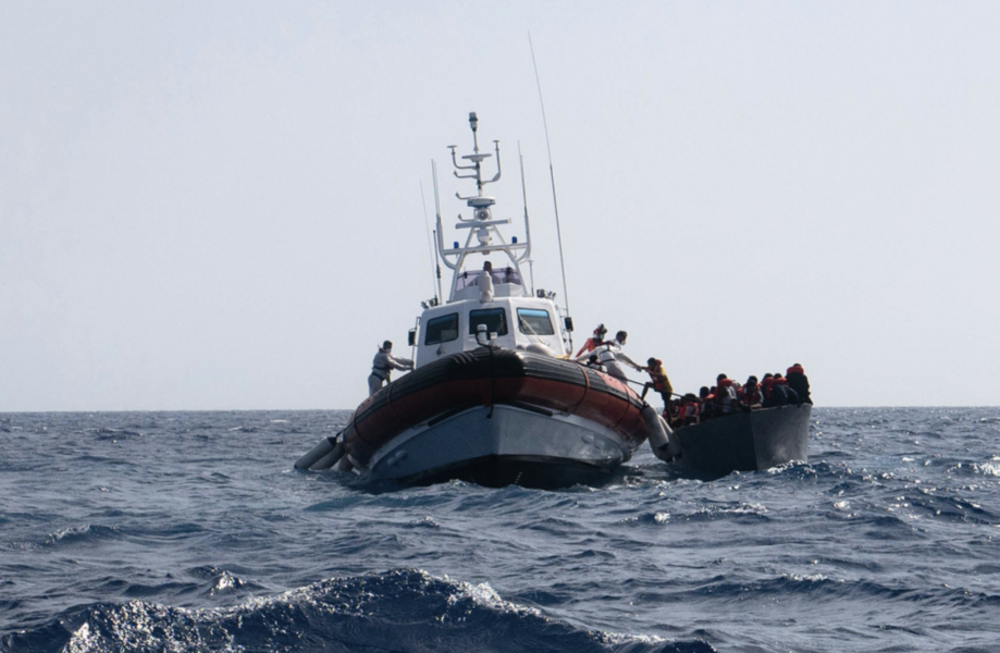 Migranter på en överlastad båt tas om hand av Sea Watch 3 i en insats i början av augusti.