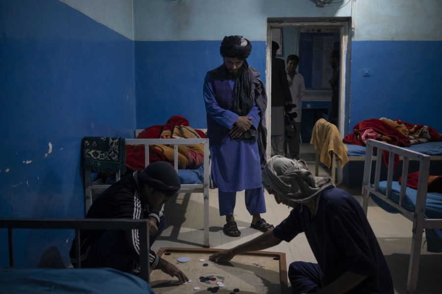 Talibanen och sjukhuschefen Mohammed Javid Ahmadi tittar till patienter som vårdas för drogmissbruk.