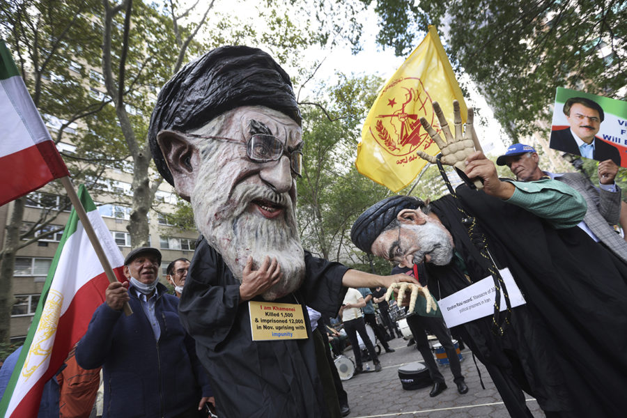 Demonstranter utklädda till Irans ayatolla Ali Khamenei (till vänster) och president Ebrahim Raisi (till höger).
