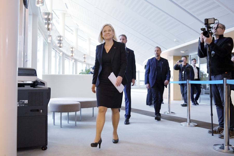 Magdalena Andersson på väg till pressträff i riksdagen i tisdags efter att talmannen gett S-ledaren mer tid för sonderingarna om en ny regering – till den 22 november.