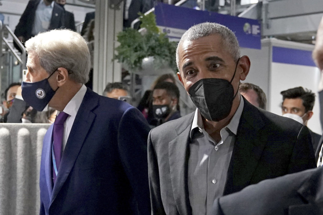 USA:s expresident Barack Obama på väg in på klimattoppmötet COP26 i Glasgow.
