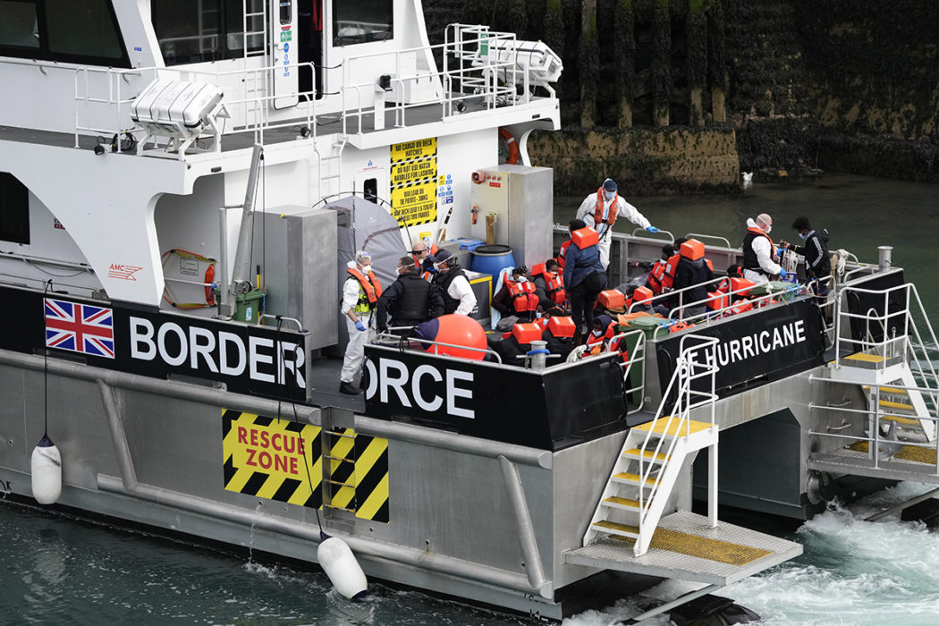 Migranter, som försökt ta sig över Engelska kanalen, tas omhand av ett brittiskt patrullfartyg i Dover.