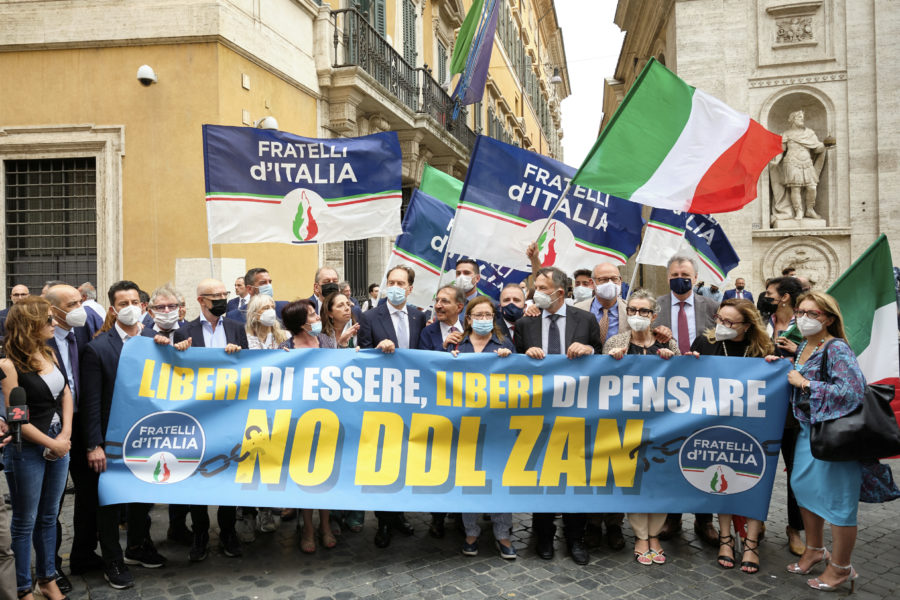 Högerpartiet Fratelli d'Italia – Italiens bröder – vid en demonstration mot lagförslaget mot homo- och transfobi.