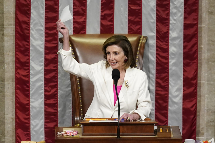 Representanthusets demokratiska talman Nancy Pelosi, kort efter att president Bidens sociala reformpaket röstat igenom i hennes kammare.
