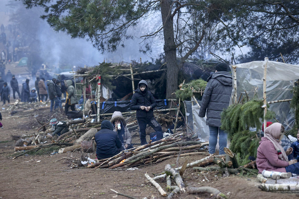 Tusentals migranter befinner sig vid gränsen mellan Belarus och Polen.