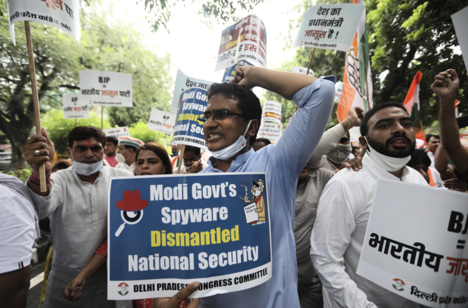 Indiska aktivister protesterar och anklagar den indiska regeringen för att använda spionprogrammet Pegasus från det Israel-baserade NSO Group för att spionera på journalister, oppositionsledare och aktivister.