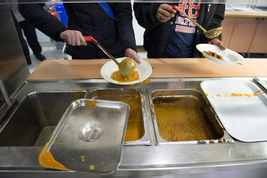 Matsvinnet skulle kunna minska om det blev mer lugn och oro i skolmatsalen, menar Livsmedelsverket.
