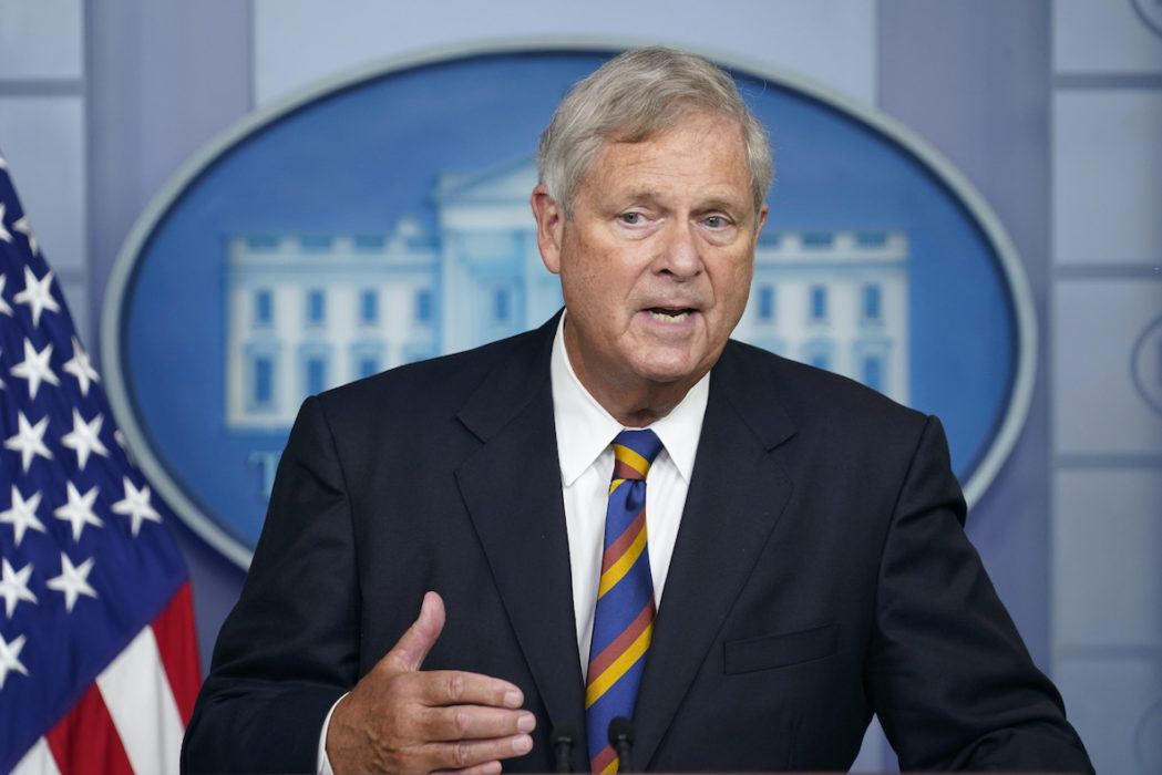 USA:s jordbruksminister Tom Vilsack har öppet tagit ställning mot de krav som organisationer och civilsamhället ställer på att minska animalieproduktionen och köttätandet för att tackla klimatkrisen