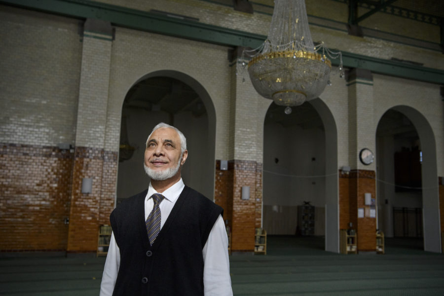 Mahmoud Khalfi, talesperson vid Stockholms moské säger att det kan bli svårt för dem att följa de nya reglerna.