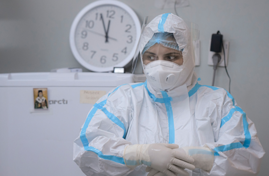 En sjukvårdsanställd i Bukarest förbereder sig för att ta hand om covidsmittade patienter.