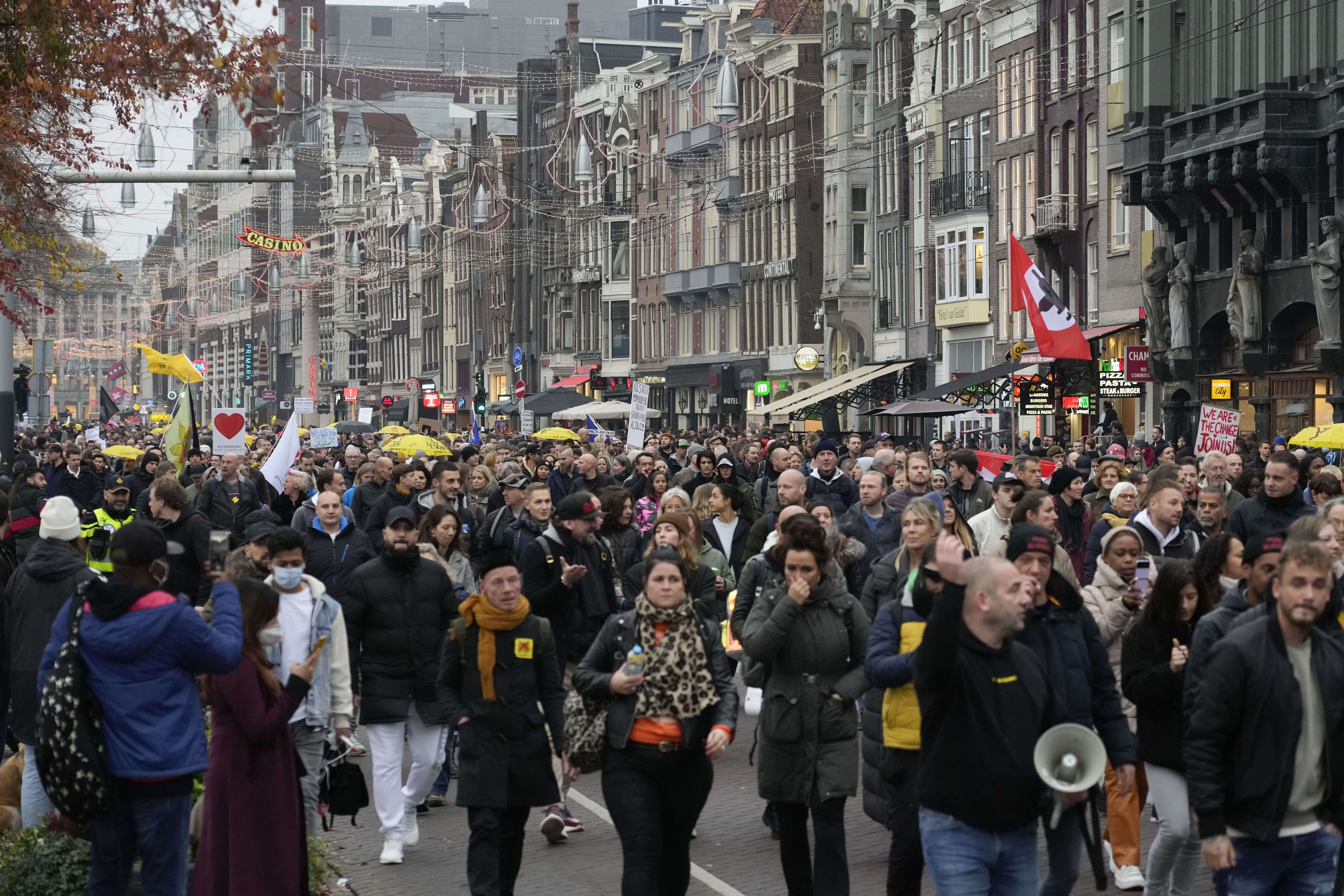 Många deltagare i lördagens demonstration i Amsterdam mot coronarestriktioner.