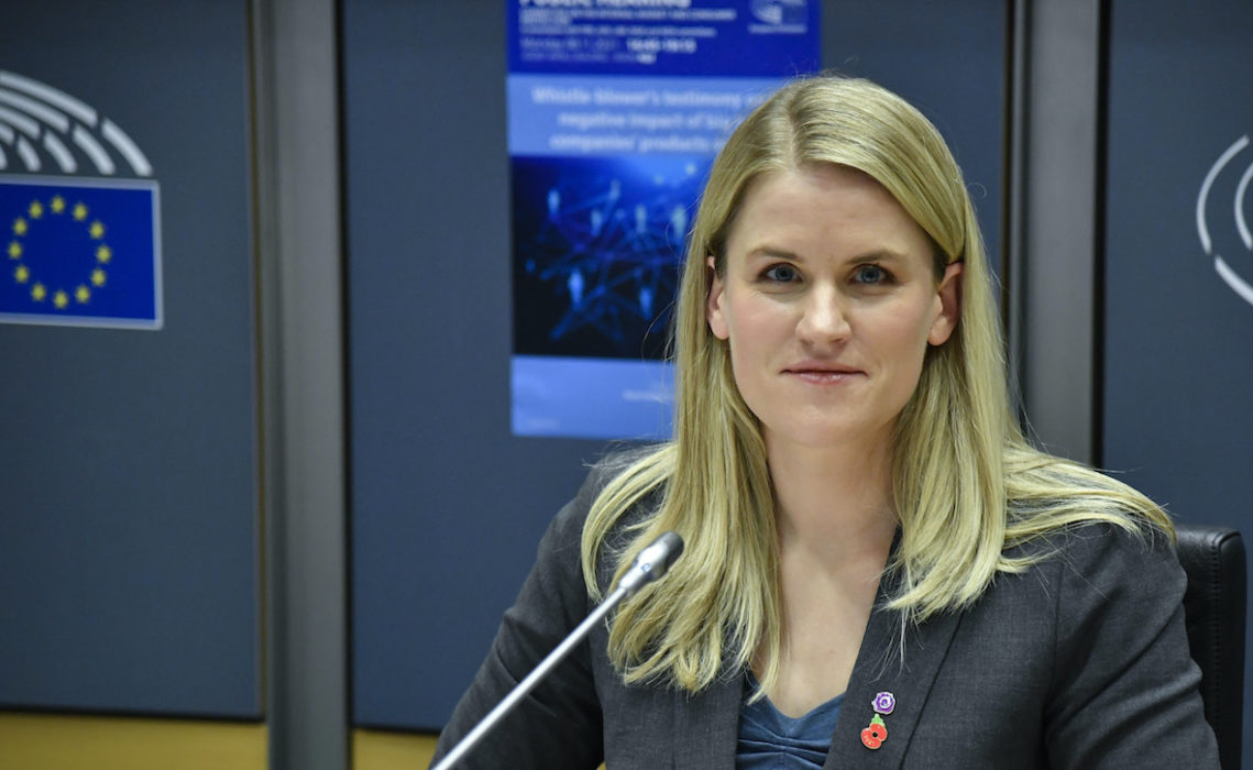 Facebook-avslöjaren Frances Haugen talar inför EU-parlamentet i Bryssel.