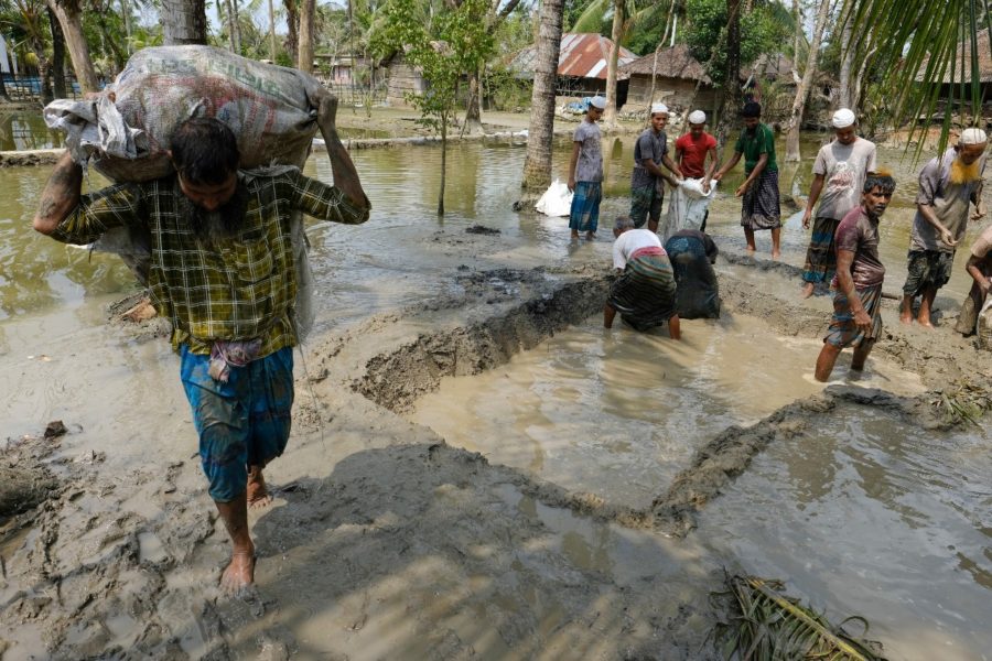 I spåren av klimatförändringarna drabbas Bangladesh av kostsamma katastrofer.