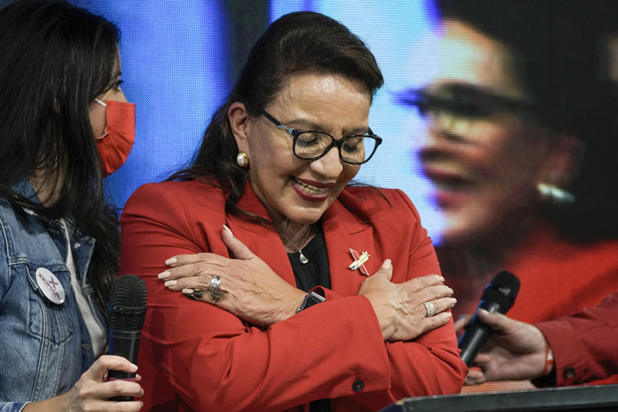Xiomara Castro leder i rösträkningen efter presidentvalet i Honduras.