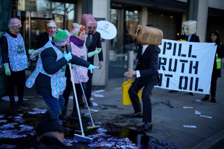 Aktivistgruppen Ocean rebellion hällde ut "oljepengar" i protest mot vad de menar är den internationella sjöfartens bristfälliga klimatmål.