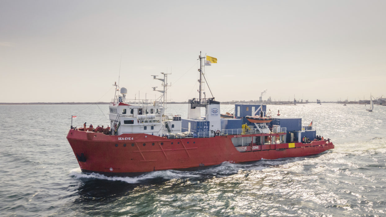 Det tyska räddningsfartyget Sea-Eye 4 har ännu inte fått tillstånd att lägga till på Lampedusa.