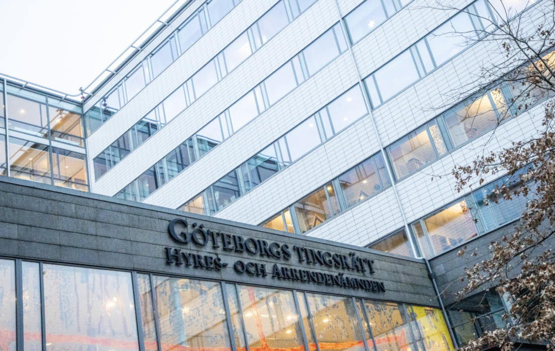 En vänsterpartistisk nämndeman vid Göteborgs tingsrätt stängs av sedan det blivit känt att han anser det vara tillåtet att slå trotsiga fruar.