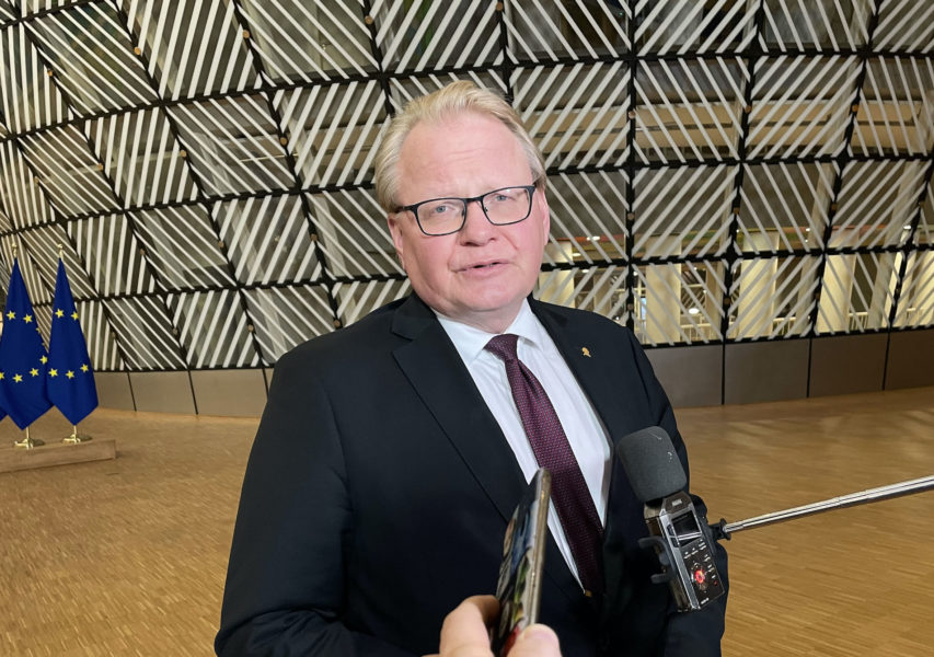 Försvarsminister Peter Hultqvist på väg in till måndagens försvars- och utrikesministermöte i Bryssel.