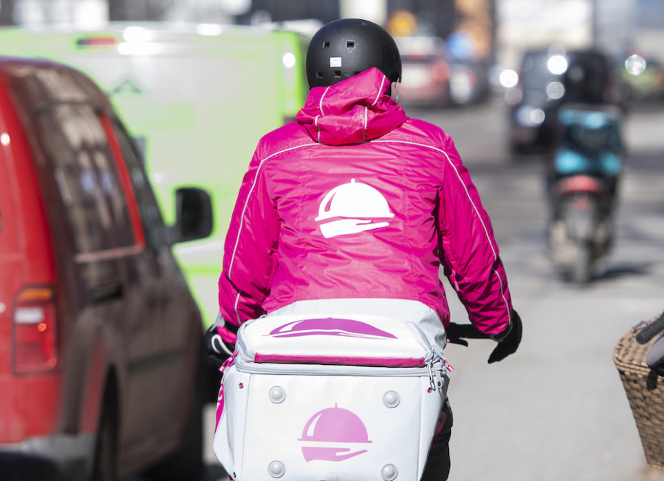 Efter att Transport och Foodora tecknade kollektivavtal förbättrades villkoren för en del matbud, men fortfarande är många anställda enligt allmän visstidsanställning.