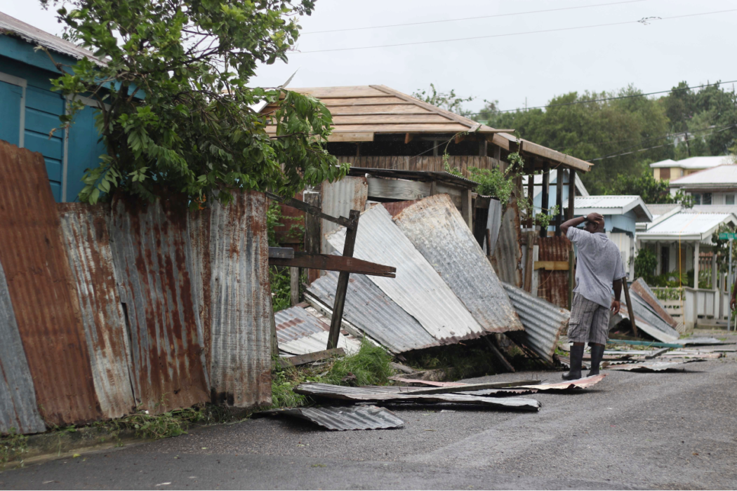 Boende i Antigua och Barbuda inspekterar skadorna efter en orkan.