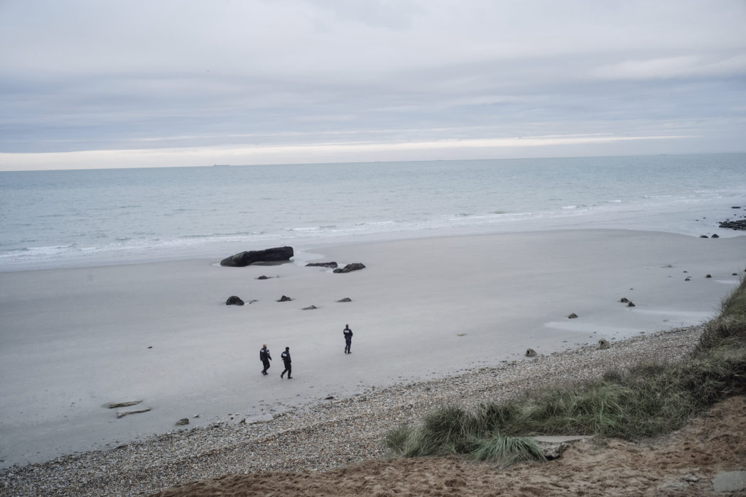 Fransk polis patrullerar vid stranden i Wimereux i norra Frankrike.