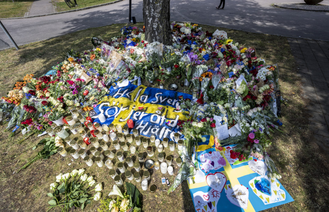 Blommor och ljus vid mordplatsen två dagar efter dödsskjutningen i Biskopsgården.