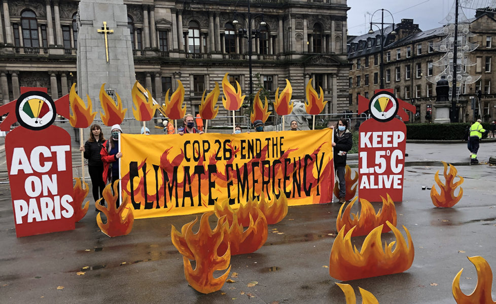 Unga klimataktivister protesterar på S:t George Square i centrala Glasgow.