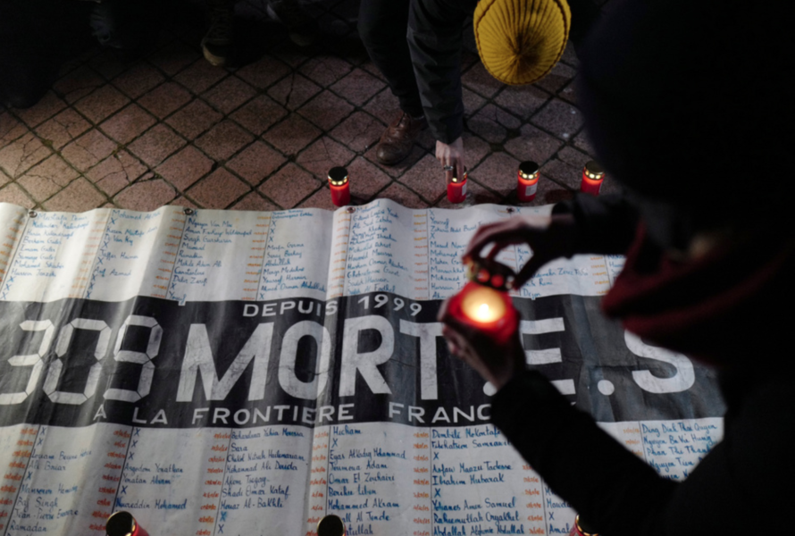 Aktivister som kämpar för migranters rättigheter tänder ljus i Calais, norra Frankrike.