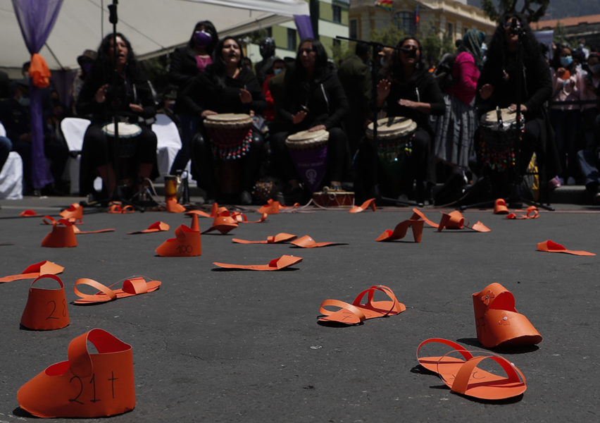 Orangea pappersskor får representera våldets offer när International Day for the Elimination of Violence against Women uppmärksammades i Bolivia i fjol.