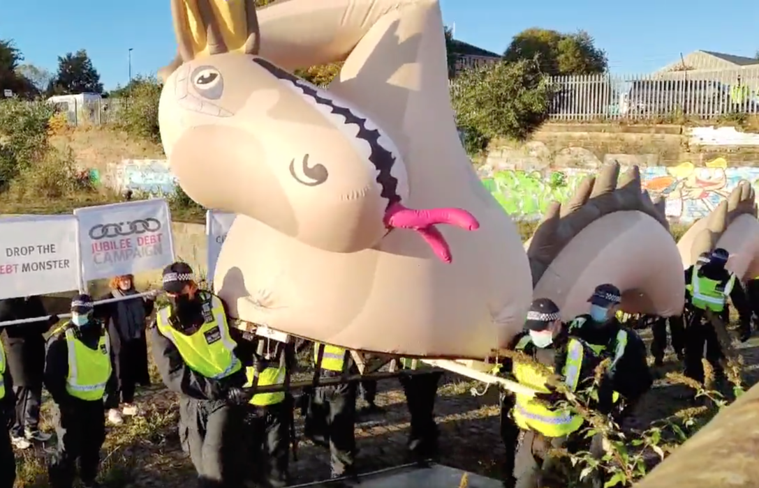Här forslas Nessie bort av polisen.