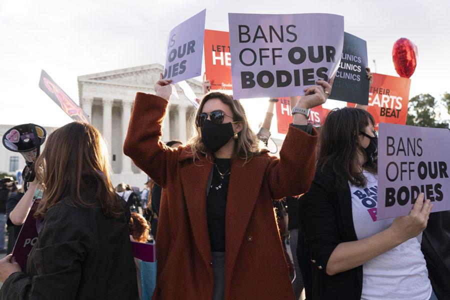  Aborträttsförkämpar och anti-abortaktivister utanför Högsta domstolen i november.