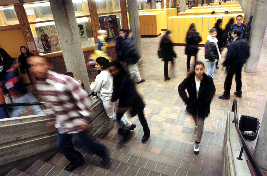 Påverkar det svenskars attityder att ha haft skolkamrater med bakgrund utanför västvärlden? Enligt en studie gör det i alla fall kvinnor mer benägna att välja en partner av icke västerländsk härkomst.