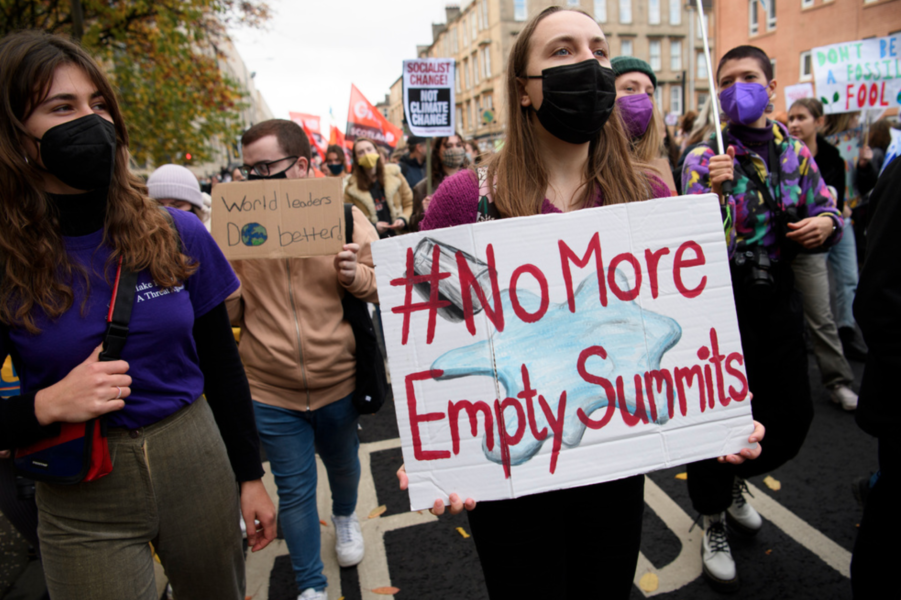 Demonstranter på en av klimataktionerna i Glasgow i helgen i samband med COP26.