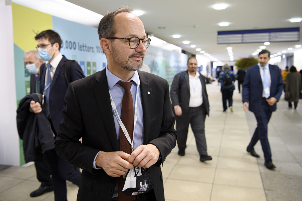 En allians för hållbart flyg får hård kritik, men försvaras av infrastrukturminister Tomas Eneroth, som här fångats på bild på Cop26 i Glasgow.