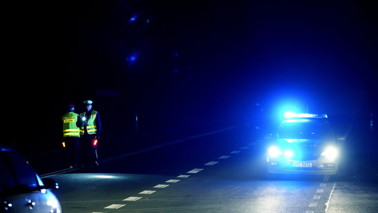 Polska poliser kontrollerar bilar vid gränsen mot Belarus.