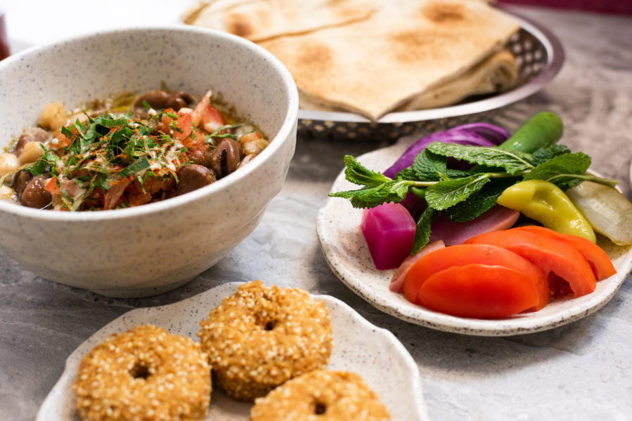 ”Not so white guide”, som fokuserar på matkulturer från hela världen utnämnde Amo till Sveriges bästa falafel 2021.