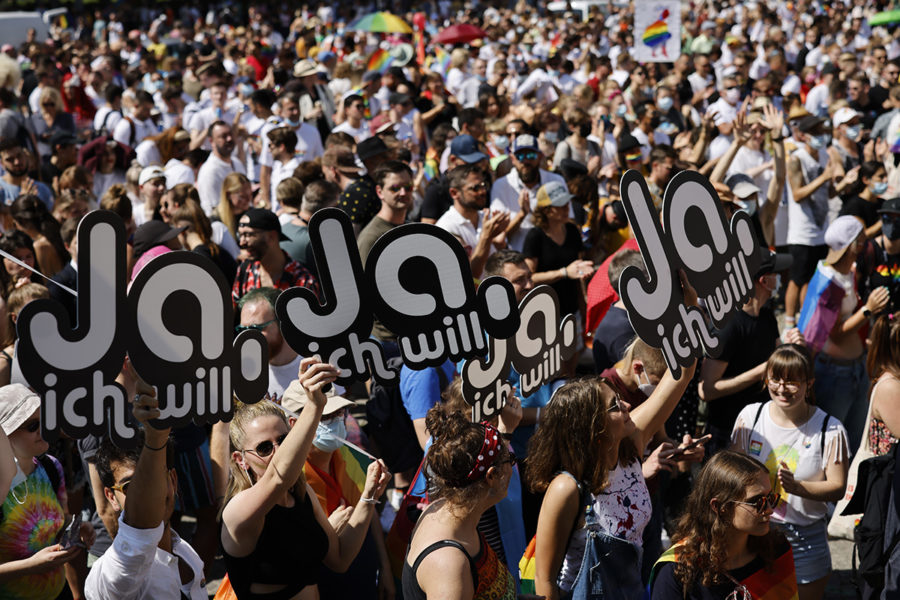 Prideparad i Zürich, Schweiz, den 4 september, med flera plakat som förespråkar rätt till homosexuella äktenskap.