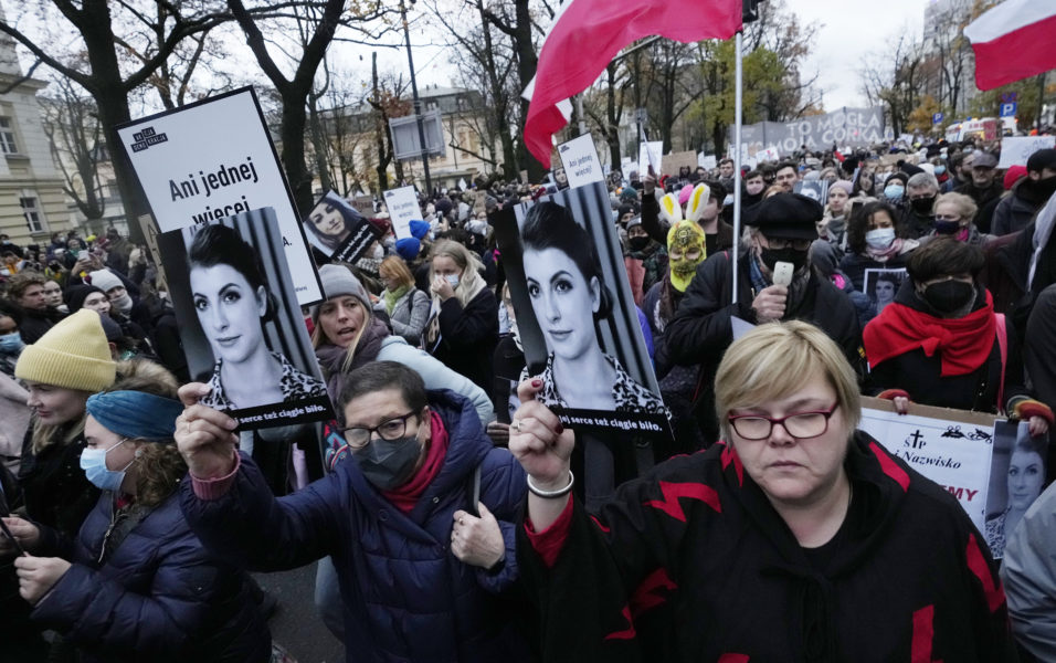 Protester utanför Polens konstitutionsdomstol i lördags.