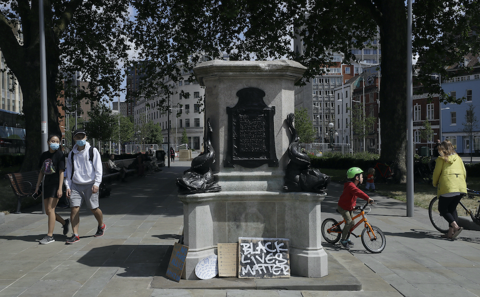 Sockeln som statyn av Edward Colston stod på i Bristol – innan statyn slängdes i vattnet i fjol av demonstranter ur Black lives matter-rörelsen.