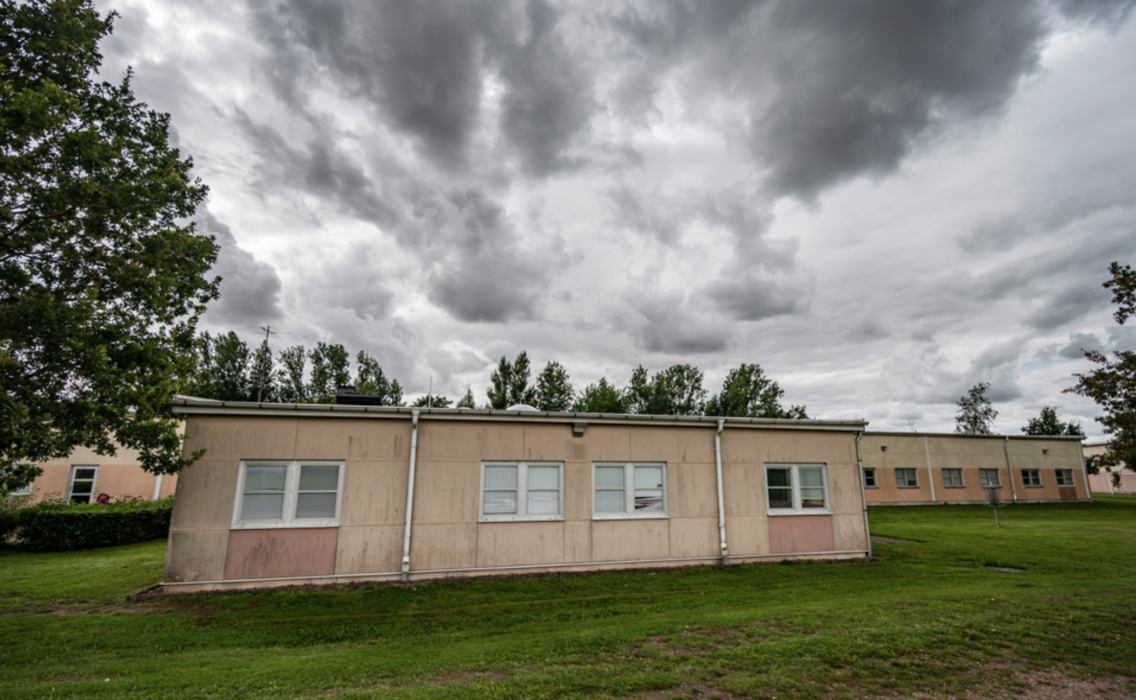 Iförd skelettmask och hjälm gick den beväpnade 15-åringen in på sin skola i Eslöv på höstterminens andra dag.