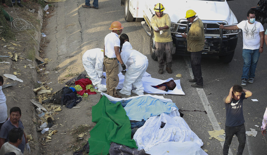 Kropparna efter de förolyckade migranterna ligger längs vägen efter kraschen i Tuxtla Gutierrez, Chiapa, i Mexiko.